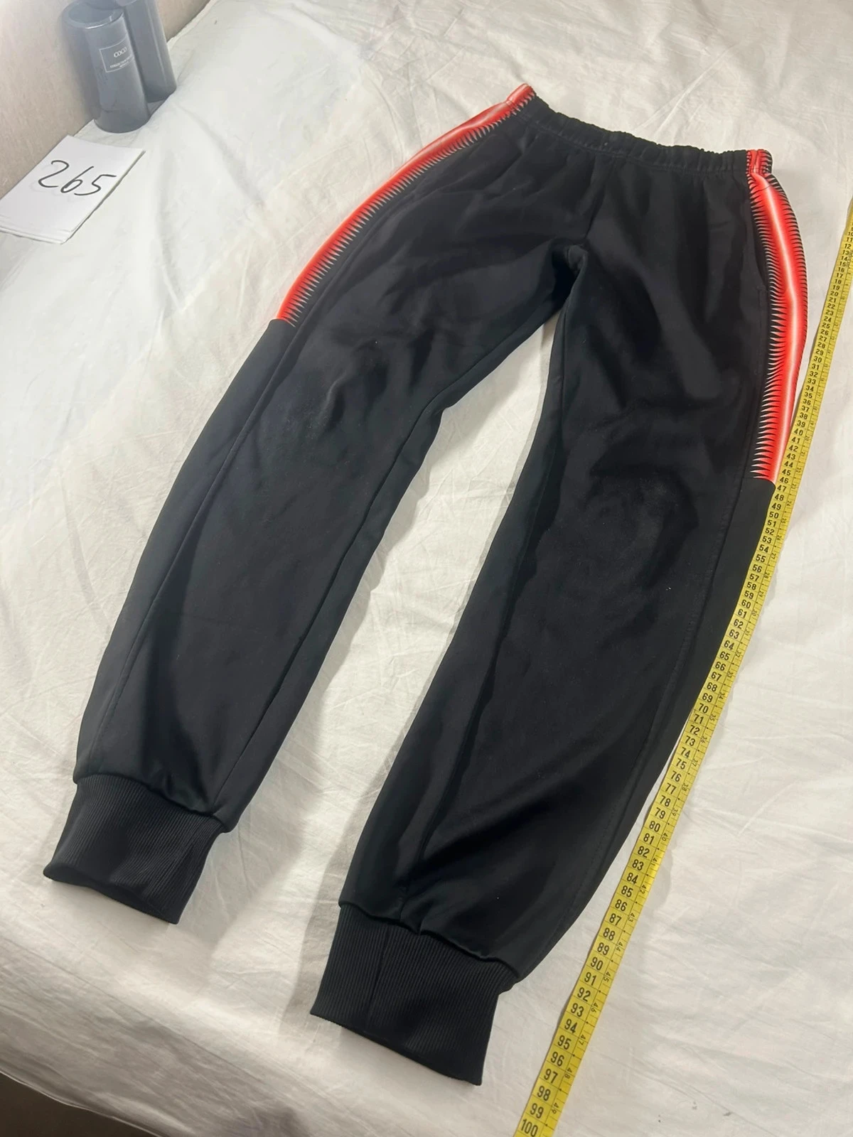 Zwarte joggingbroek met rode strepen maat M – photo 4